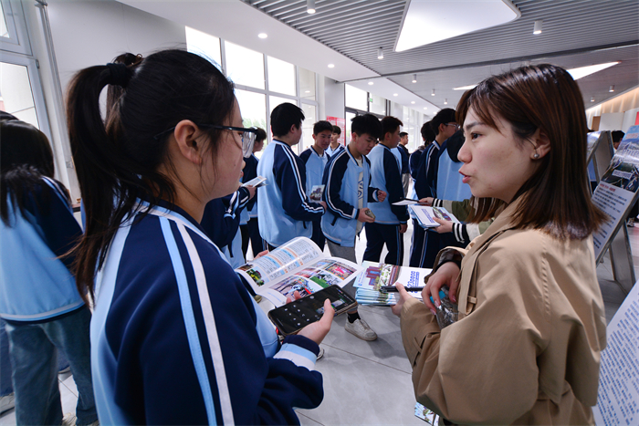 省内高校推介会暨山东新华升学咨询会顺利举行，文化咨询成亮点